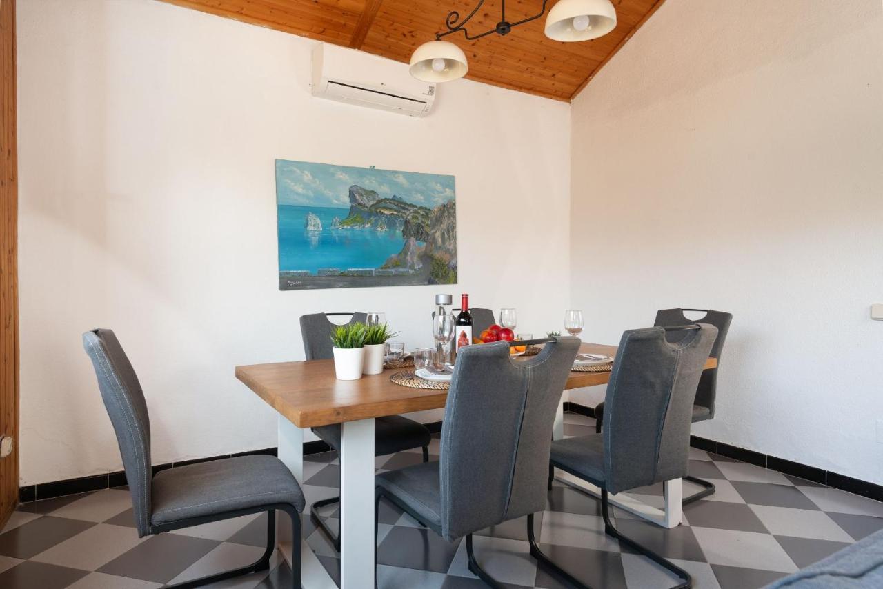0 m² dengan 4 kamar tidur dan 2 kamar mandi pribadi di Alcudia Villa Bagian luar foto